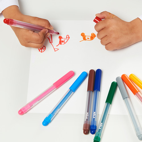 Los niños dibujan con coloridos rotuladores MÅLA sobre papel, mostrando creatividad y diversión artística.