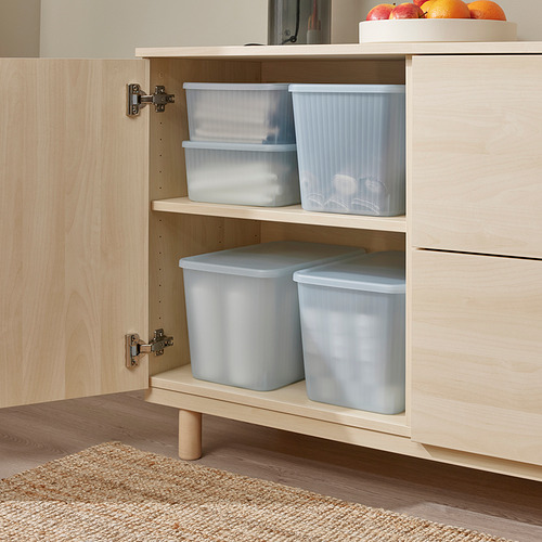 Armario de madera con cajas de almacenamiento de color azul claro. Las cajas tienen tapas y se apilan en estantes para facilitar el acceso y la organización.