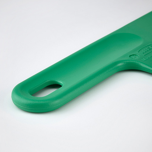 Un primer plano de una espátula verde para hornear. Muestra el asa con un agarre cómodo y un pequeño orificio para colgar.