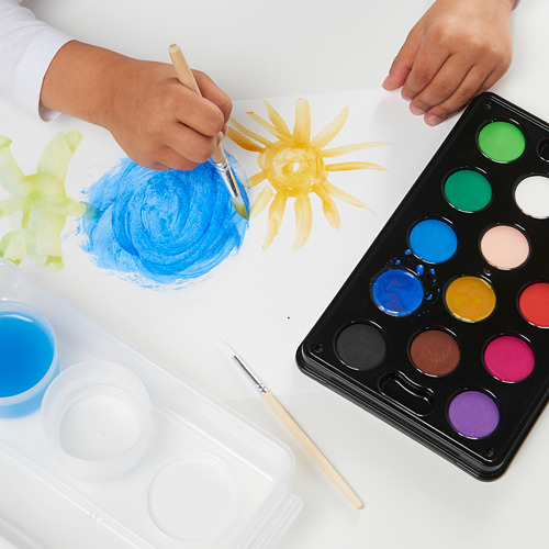 Las manos de los niños pintan con acuarelas usando pinceles y paletas, creando un arte vibrante.