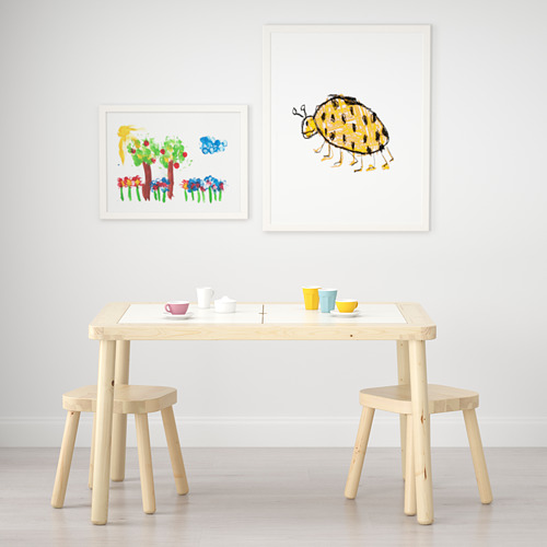 Mesa y taburetes para niños con almacenamiento, dos cuadros de arte.