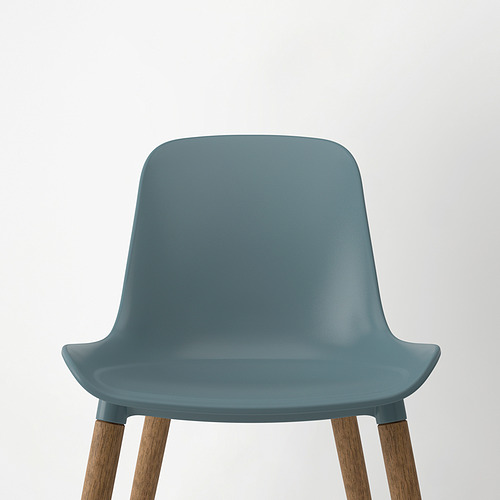 Una silla moderna con un elegante asiento azul curvo y robustas patas de madera.