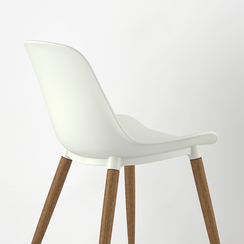 Una silla elegante y moderna con una carcasa de asiento blanca lisa y patas de madera de color marrón claro resistentes. Su diseño garantiza comodidad y fácil limpieza.