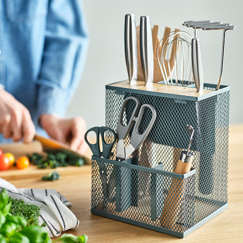 Portacuchillos de malla con tapa de bambú para almacenamiento accesible en la cocina.