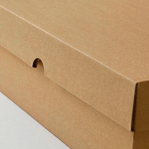 Caja de almacenamiento de cartón cerrada con tapa, hecha de material corrugado resistente, que muestra su diseño robusto y que ahorra espacio.