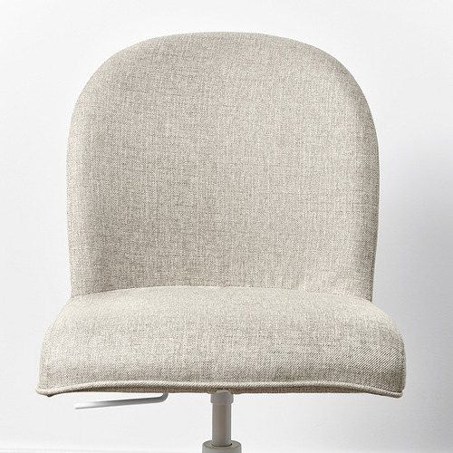 Moderna silla de oficina tapizada con respaldo alto, curvada para mayor comodidad, sobre una base giratoria. Tejido suave y texturizado en tonos neutros.