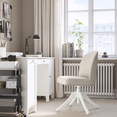 Moderna oficina en casa con silla, escritorio, lámpara y planta ROSENTORP.
