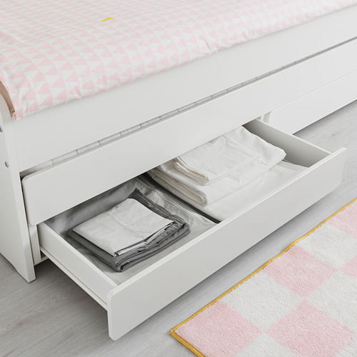 Cajón debajo de la cama con ropa doblada, que muestra espacio de almacenamiento en SLÄKT.