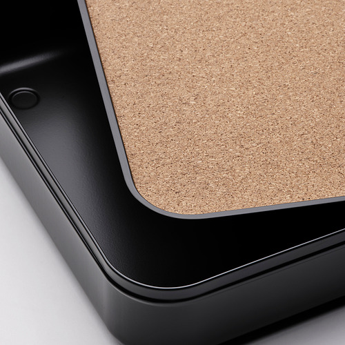 Primer plano de un elegante organizador de escritorio negro con tapa de corcho natural, que muestra materiales de alta calidad y una artesanía precisa.