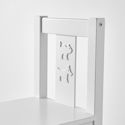 Una elegante silla infantil blanca fabricada con materiales resistentes, con recortes decorativos en el respaldo.