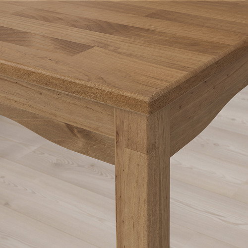 Mesa de madera en primer plano, acabado liso, pata de pino macizo.