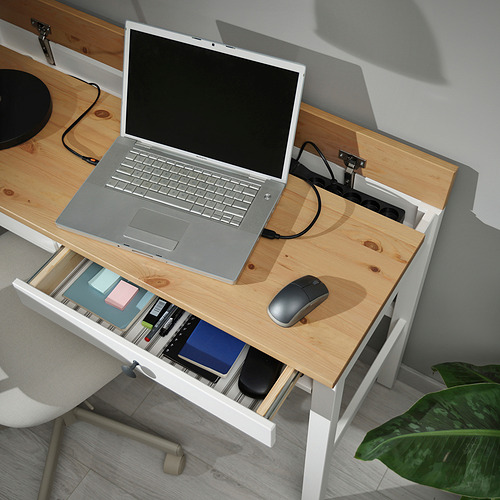 Escritorio de madera con computadora portátil, mouse y cajones organizados; Gestión de cables incorporada.