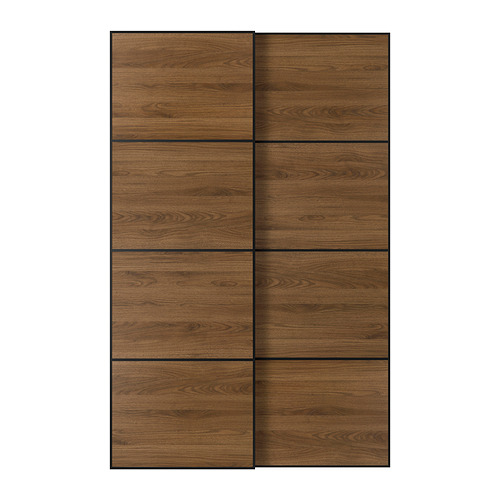 Un par de puertas corredizas de madera para armarios con marcos negros y una película presurizada.