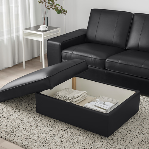 Sala de estar moderna con sofá KIVIK, reposapiés, mesa de centro y almacenamiento.