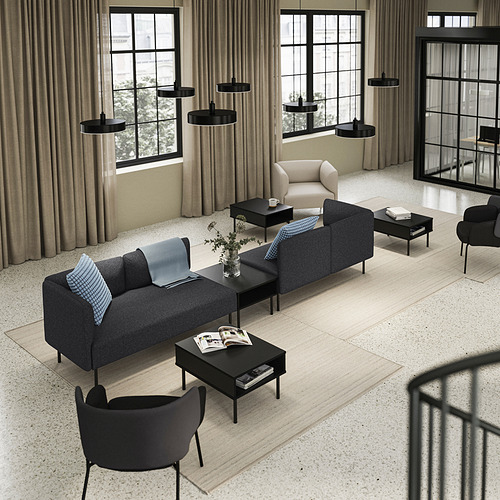 Salón moderno: sofá LILLEHEM gris, mesas de centro negras, sillones negros y beige, cortinas beige, grandes ventanales, lámparas colgantes negras.