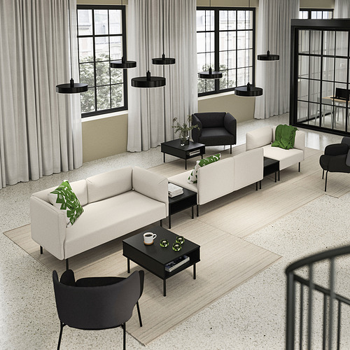 Moderno salón con sofás modulares LILLEHEM en blanco, lámparas colgantes negras y grandes ventanales.