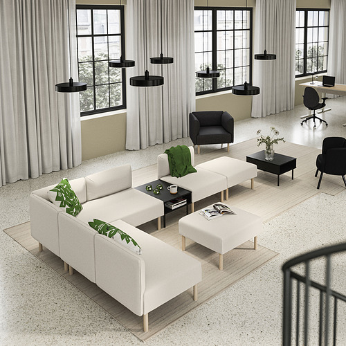 Sala de estar moderna con sofás modulares LILLEHEM, lámparas colgantes negras, grandes ventanales y decoración minimalista.