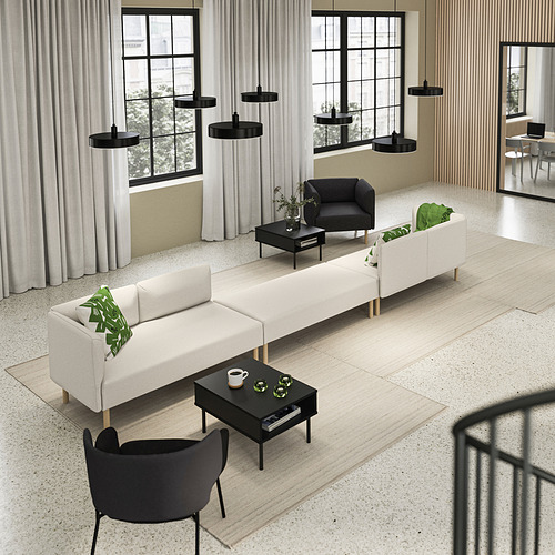 Sala de estar moderna con sofás modulares lilleham, mesas de centro negras y lámparas colgantes negras en un suelo claro.