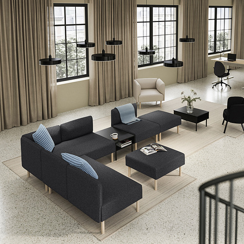 Sala de estar moderna con grandes ventanales, con un sofá LILLEHEM gris, una mesa de centro negra, un sillón beige y una silla de oficina negra.