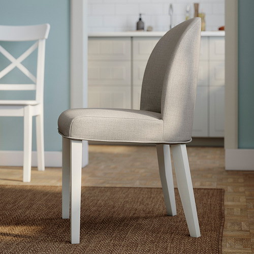Silla de comedor moderna de tela gris con patas blancas, acolchado de espuma de apoyo, elegante respaldo curvo en la cocina.