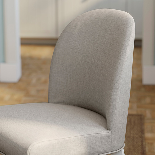 Silla tapizada moderna con respaldo suave y de apoyo y asiento acolchado, diseñada para la comodidad.