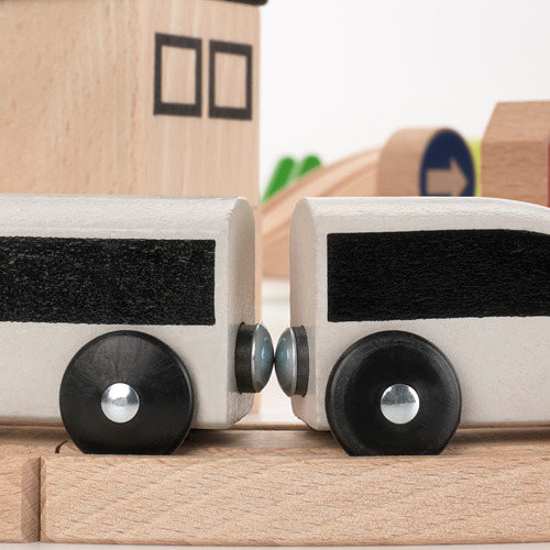 Vagones de tren de juguete de madera minimalistas en la vía. Diseño en blanco y negro, ruedas grandes con ejes metálicos. Hecho a mano en madera de haya de alta calidad, acabado liso.