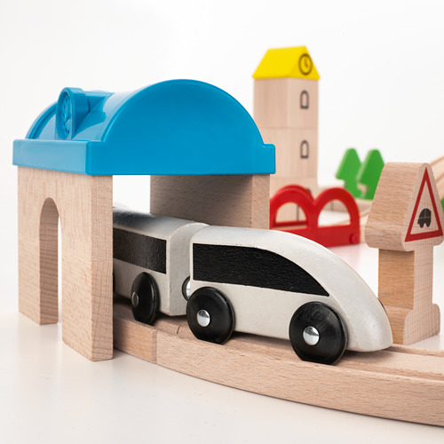 Conjunto de tren de madera con vía, puente y coche. Bloques y edificios de colores. Materiales duraderos y de alta calidad.