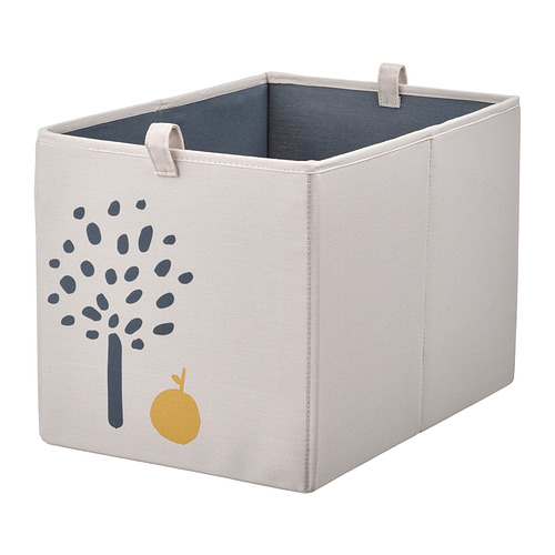 Una caja de almacenamiento barndrom en beige y gris con un divertido diseño de árbol y manzana. Tiene forma cuadrada con asas y está fabricada en poliéster reciclado.