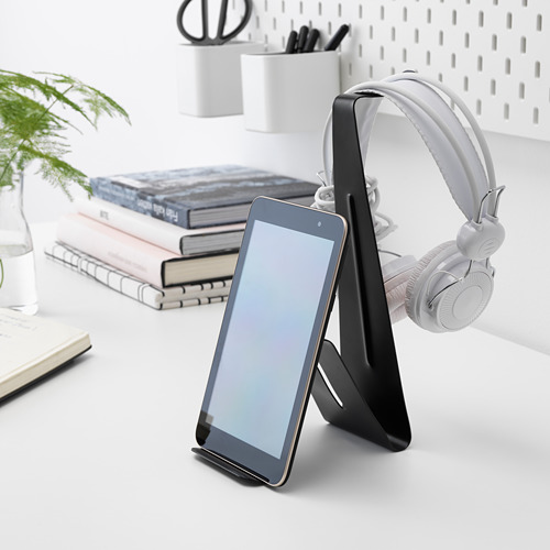 El soporte MÖJLIGHET sostiene tabletas y auriculares, se adapta a escritorios, es resistente.