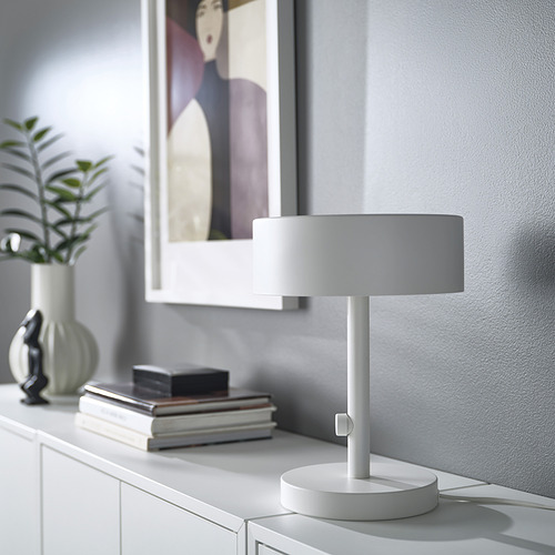 Lámpara NYMÅNE en estantería con libros, plantas, decoración.