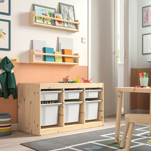 Habitación para niños con almacenamiento TROFAST, madera clara, papeleras blancas. Espacio luminoso y organizado con estante bajo para un fácil acceso.
