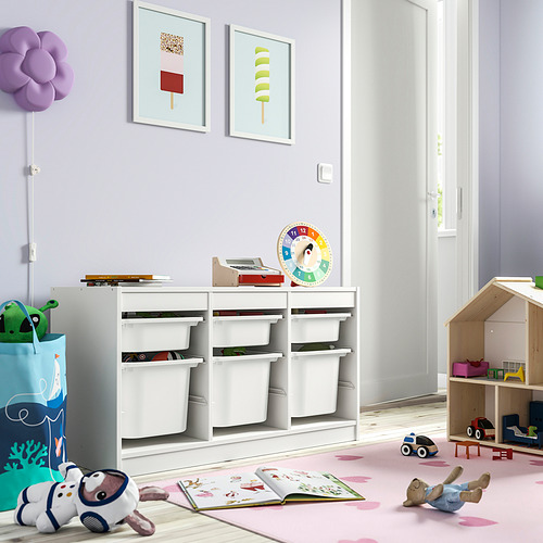 Luminosa habitación para niños con almacenamiento TROFAST blanco, juguetes coloridos y decoración pastel. La unidad grande y baja se adapta bien debajo de impresiones artísticas vibrantes.