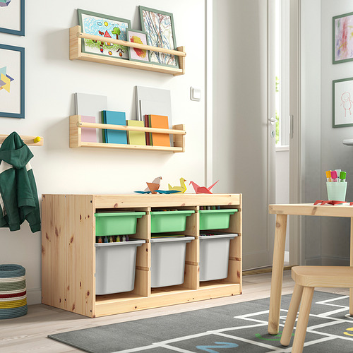 Habitación para niños con almacenamiento TROFAST: madera clara, contenedores verdes y grises. Sostiene juguetes, libros y arte. Espacio luminoso y organizado.