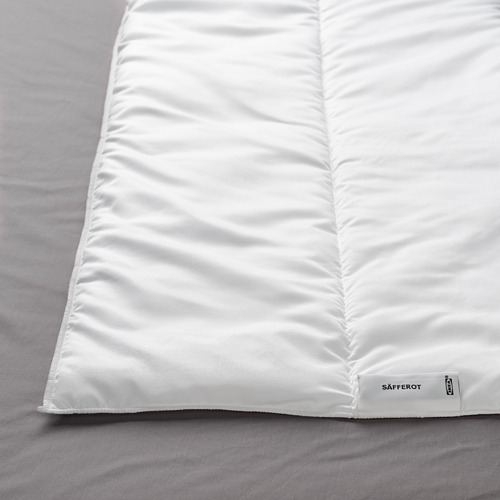 Edredón nórdico SÄFFEROT blanco sobre la cama, tejido liso, visiblemente suave, materiales reciclados de calidad.