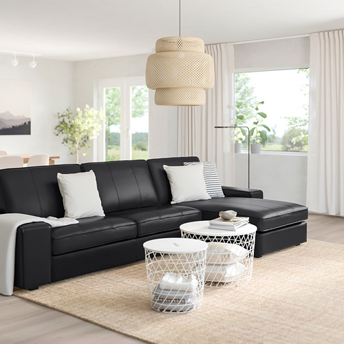 Sofá KIVIK, almohadas blancas, salón moderno.