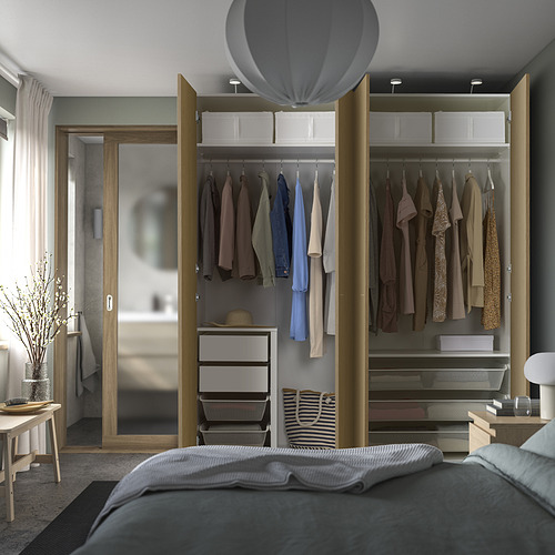 Dormitorio organizado con gran armario, puertas con espejos, luces. Cama parcialmente visible.