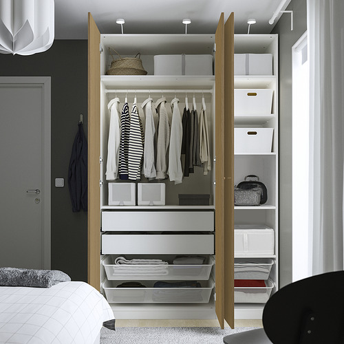 Un armario bien organizado con ropa plegable, compartimentos de almacenamiento y cajones, que utiliza el espacio de manera eficiente.