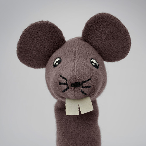 Suave marioneta de dedo de ratón hecha a mano con orejas grandes, ojos pequeños y una sonrisa amistosa; Confeccionado con tejido de calidad.