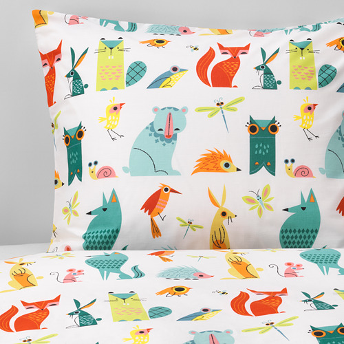 Funda nórdica LATTJO, con criaturas del bosque sobre algodón suave y cultivado de forma sostenible. Colores vibrantes, duraderos y lavables a máquina.