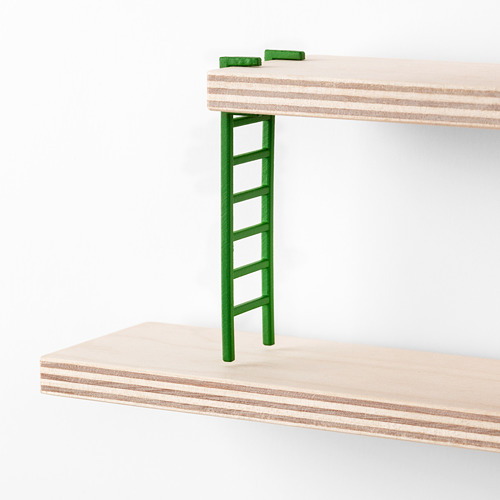 Estantería de pared moderna con compartimentos ajustables y escalera de plástico verde, fabricada en madera contrachapada de abedul.
