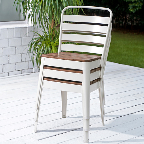 Silla de metal blanco con asiento de madera, apta para cenar al aire libre. Forma parte de la colección NORRMANSÖ.