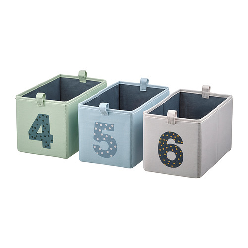 Tres cajas de tela, verde claro, azul claro y gris con números grandes 4, 5 y 6 respectivamente, verticales, rectangulares, asas de tela en la parte superior.