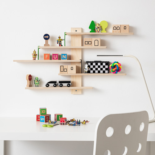 Estantería de madera LUSTIGT con estantes móviles que contienen juguetes y artículos, junto a una silla blanca.