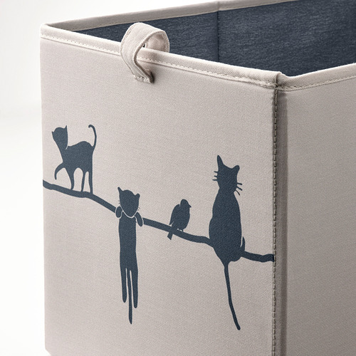 Caja de almacenamiento pequeña y ligera con ilustraciones de gatos negros. Confeccionado en tejido reciclado, resistente con asas para facilitar su transporte.