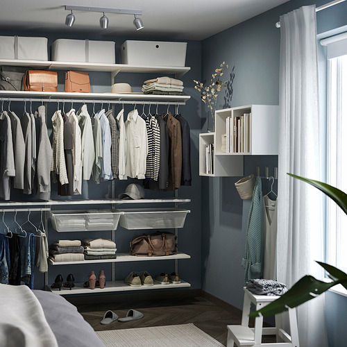 Armario organizado con ropa, estantes y almacenamiento. El proyector de techo, RÖKFRI, ilumina elementos perfectamente dispuestos. Blanco, pequeño, de diseño moderno.