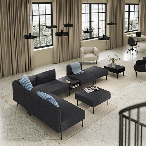 Sala de estar moderna con sofás LILLEHEM negros, mesas negras, silla beigish, escritorio de oficina negro, cortinas y grandes ventanales.