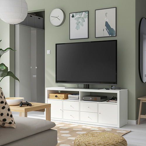 Sala de estar moderna con soporte de TV, controladores y sofá KALLAX.