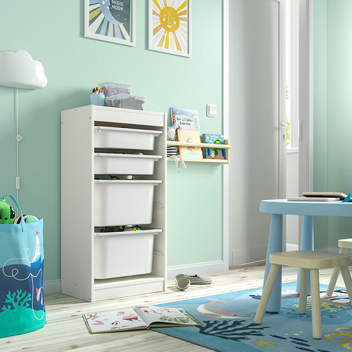 Mueble de almacenaje blanco TROFAST en habitación infantil, con múltiples estantes y juguetes.