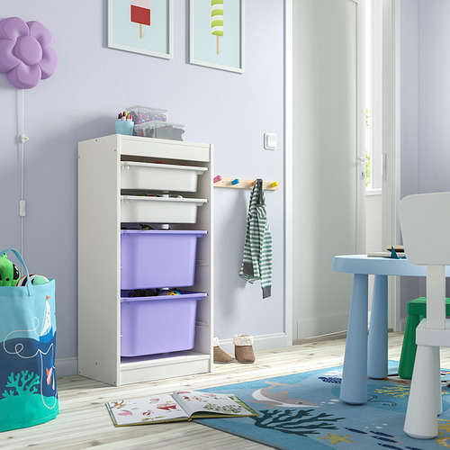 Mueble de almacenaje TROFAST en color blanco con contenedores morados ajustables y estantes blancos.