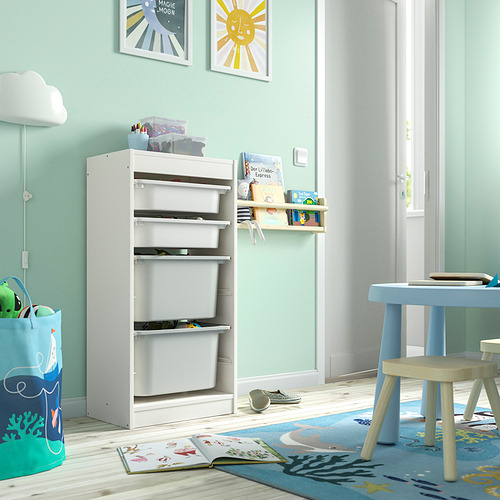 Mueble de almacenamiento para niños TROFAST con cajas, junto a mesa/sillas azules, libro, alfombra azul - almacenamiento de juguetes.